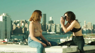 Free the Nipple (2014) filminden Lina Esco ve Lola Kirke erotik sahnesi