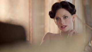 Scena erotica di Lara Pulver da Sherlock s02e01 (2012)