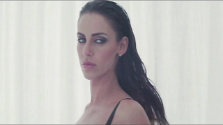 Jessica Lowndes desnuda, escena de Deja Vu (2016)