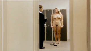 Trine Dyrholm nua, cena de Forbrydelser (2004)