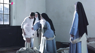 Pauline Etienne desnuda, escena de La religieuse (2013)