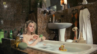 Katarzyna Figura nude, Liza Machulska nude, scene from Kingsajz (1988)