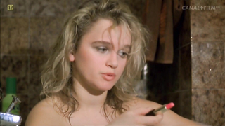 Katarzyna Figura nude, Liza Machulska nude, scene from Kingsajz (1988)