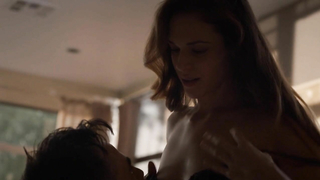 Amanda Righetti nuda, scena di sesso da Colony s01e07 (2016)