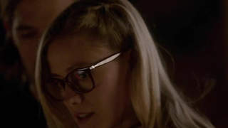 Olivia Taylor Dudley nago, scena z Czarodziejów s01e06 (2016)