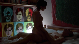 Kelly MacDonald et Pauline Lynch nues, scène de sexe de Trainspotting (1996)