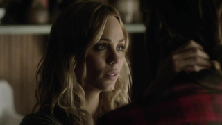 Laura Vandervoort nuda, scena di sesso da Bitten s03e02 (2016)