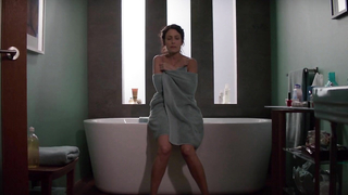 Lisa Edelstein i Necar Zadegan naga, erotyczna scena z Girlfriends Guide to Divorce s02e12 (2016)