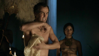 Lucy Lawless nue, scène de sexe de Spartacus : Blood and Sand s01e02 (2010)