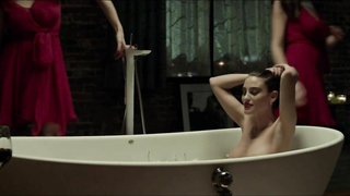 Luisa Moraes desnuda, escena erótica de Solace (2015)