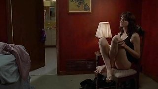 Sarah Shahi et Michele Hicks nues, scène de sexe de Guns for Hire (2015)