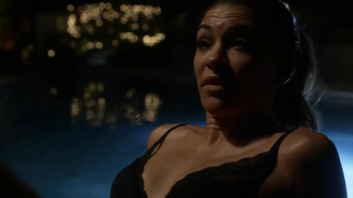 Jessica Szohr sexy, scena di sesso da Kingdom s02e04,05 (2015)