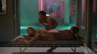 Jo Newman nago, Katheryn Winnick seksowna, Christina Fandino nago, scena z Miłość i inne narkotyki (2010)