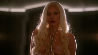 Lady Gaga sexy, Chasty Ballesteros sexy, Sexszene aus American Horror Story s05e01 (2015)