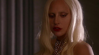 Lady Gaga sexy, Chasty Ballesteros sexy, Sexszene aus American Horror Story s05e01 (2015)