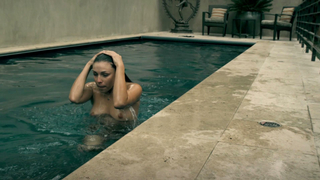 Lili Mirojnick nuda, scena di sesso da Assassins Tale (2013)