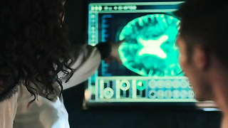 Sarah Power sexy, scène de sexe de Killjoys s01e05 (2015)