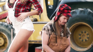 Charlotte McKinney seksi, Joe Dirt 2 (2015) filminden bir sahne