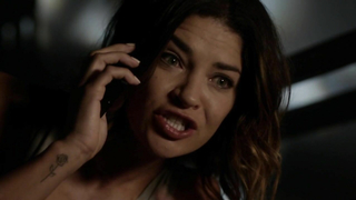 Jessica Szohr sexy, scène de Complications s01e02 (2015)