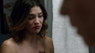 Jessica Szohr sexy, scène de Complications s01e02 (2015)