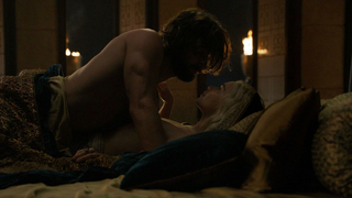 Emilia Clarke sexy, escena de sexo de Juego de Tronos s05e07 (2015)