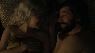 Emilia Clarke sexy, escena de sexo de Juego de Tronos s05e07 (2015)