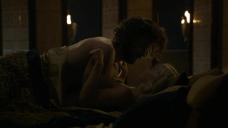 Emilia Clarke sexy, escena de sexo de Juego de Tronos s05e07 (2015)