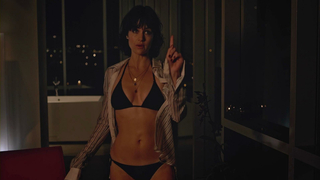 Carla Gugino desnuda, escena de Cada día (2010)