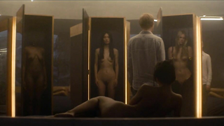 Sonoya Mizuno nuda, Claire Selby nuda, scena di Ex Machina (2015)