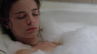 Gabrielle Anwar çıplak, Body Snatchers'tan (1993) sahne