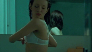 Emily Browning sexy, escena de Dios ayude a la niña (2014)