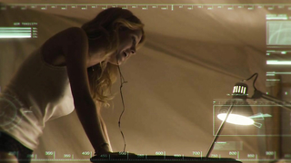 Ashley Hinshaw sexy, scena da La Piramide (2014)