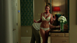 Katherine Heigl sexy, escena de Hogar dulce infierno (2015)