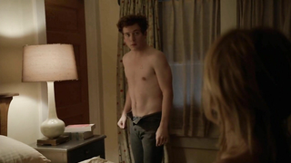 Sasha Alexander nuda, Shani Atias nuda, scena di sesso da Shameless s05e09 (2015)