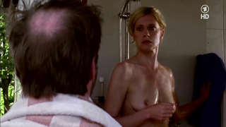 Caroline Peters desnuda, escena de Mord mit Aussicht s02e10 (2012)