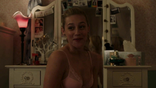 Lili Reinhart sexy, scena da Riverdale s01e01 (2017)