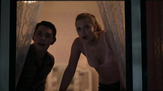 Lili Reinhart sexy, escena de Riverdale s01e01 (2017)