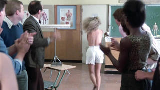 Linda Blair desnuda, Rebecca Perle desnuda, escena erótica de Savage Streets (1984)