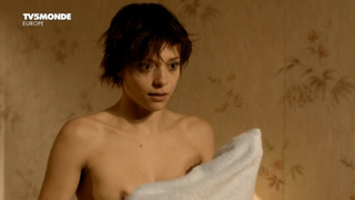 Lizzie Brochere nuda, scena erotica da Un petit bout de France (2012)