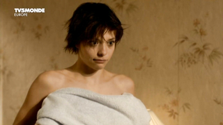 Lizzie Brochere nuda, scena erotica da Un petit bout de France (2012)