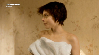 Lizzie Brochere nuda, scena erotica da Un petit bout de France (2012)