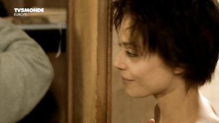 Lizzie Brochere nuda, scena erotica da Un petit bout de France (2012)