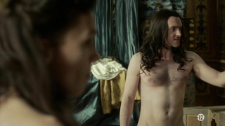 Anna Brewster nuda, scena erotica da Versailles s02e01 (2017)