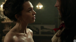 Anna Brewster nuda, scena erotica da Versailles s02e01 (2017)